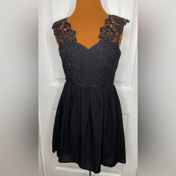 Southern Fried Chicks Dresses & Skirts - NWT Black Lace Southern Fried Chics Cocktail Dress Size Small Gold Zipper
